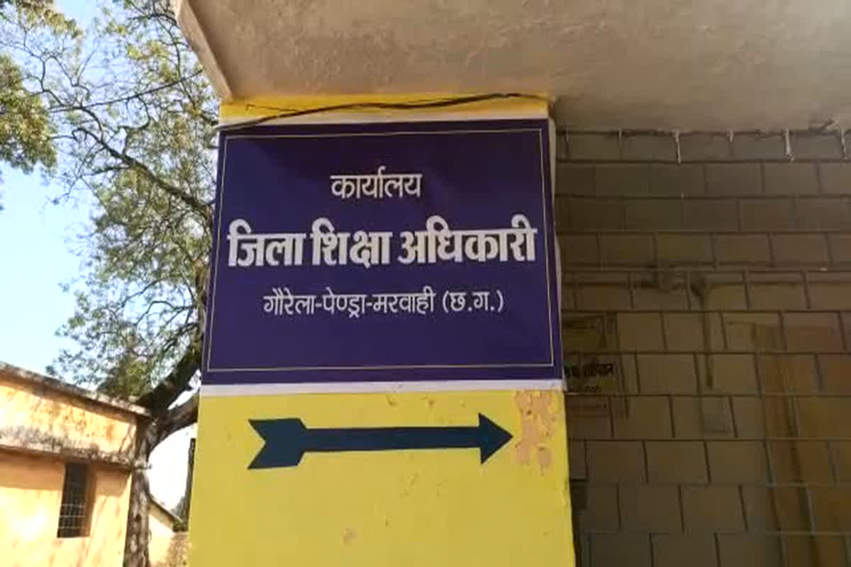 Pendra News: स्कूल के बाद छात्राओं का पीछा करता था शिक्षक, शिकायत के बाद भी नहीं माना तो संयुक्त संचालक ने किया ये काम