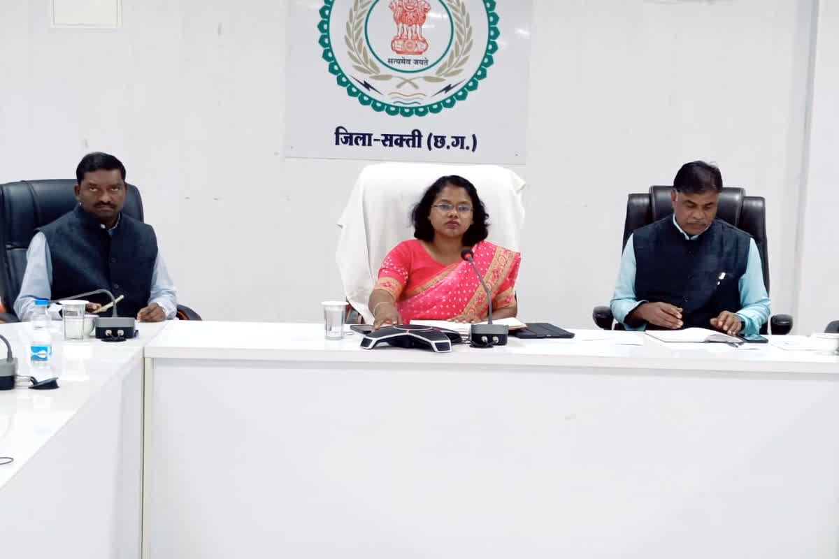 Mahtari Vandan Yojana: महतारी वंदन योजना को लेकर कलेक्टर ने ली बैठक, संबंधित अधिकारियों को दिए योजना से जुड़े आवश्यक निर्देश