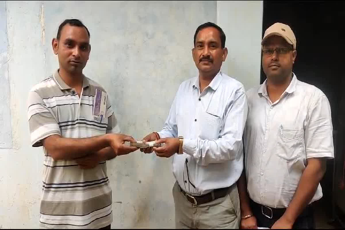 Sakti News: किसान ने पेश की मानवता की मिसाल, बैंक को लौटाए 10 हजार रुपए, जानिए क्या है पूरा मामला