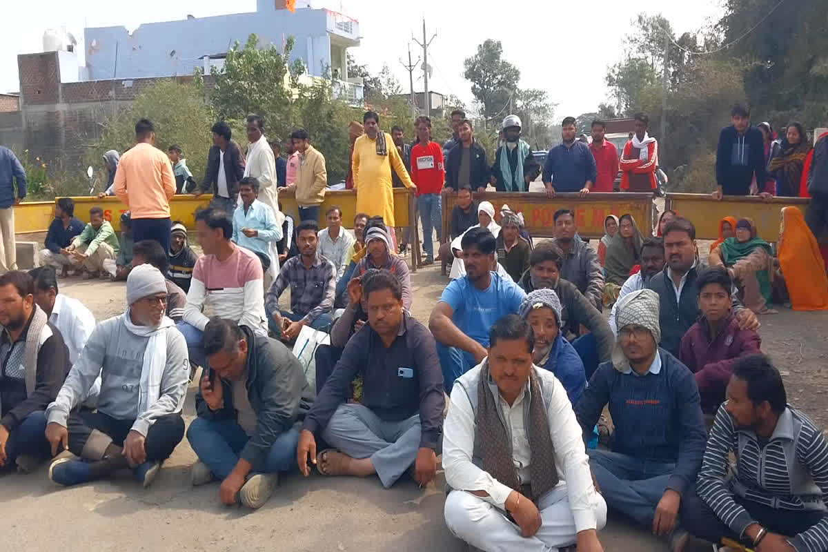 Harda Firecracker Factory: पटाखा फैक्ट्री से पीड़ित स्थानीय लोगों ने घटनास्थल पर किया चक्काजाम, अपनी इन मांगों को लेकर किया धरना प्रदर्शन