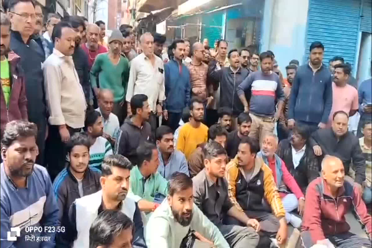 Sagar News: बढ़ते अपराध के खिलाफ लोगों का फूटा गुस्सा, महिलाओं ने पुलिसकर्मी पर चूड़ियां फेंक कर जताया विरोध, ये है पूरा मामला