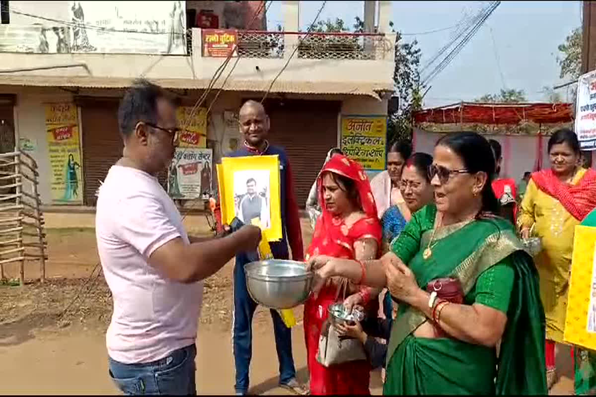 Bhilai Sunder Vihar Colony Andolan : सुंदर विहार कॉलोनी के लोगों का अनोखा आंदोलन, सड़क पर राहगीरों से मांग रहे भीख, जानिए वजह