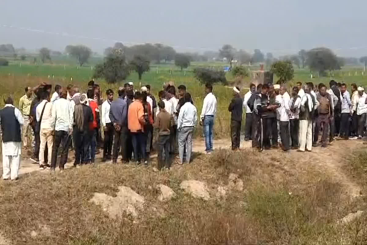Funeral on the road in Morena: सड़क पर अंतिम संस्कार… दलित की शव यात्रा को दबंगों ने शमशान जाने से रोका, जानिए वजह