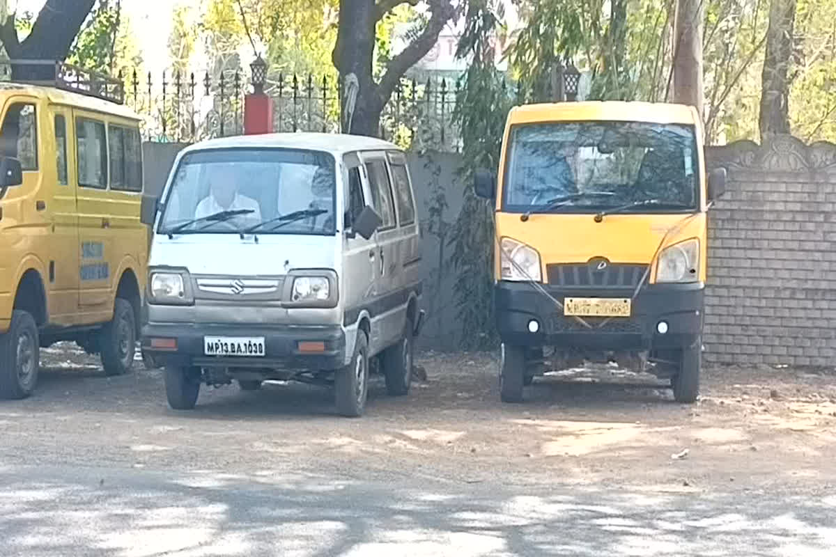 Sehore News: शहर में बेखौफ दौड़ रही एलपीजी गैस से चलने वाली स्कूल वैन, नौनिहालों की जिंदगी से हो रहा खिलवाड़
