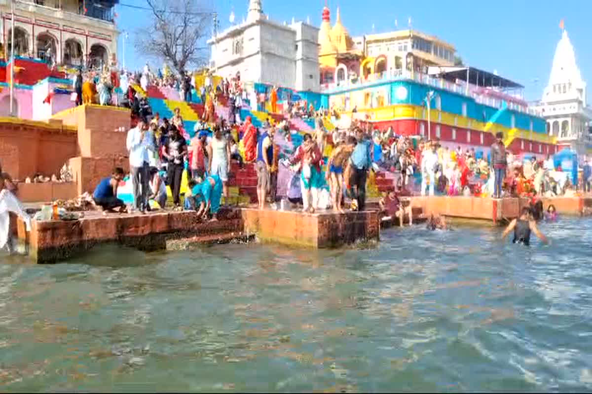 Hoshangabad News: माघी पूर्णिमा आज, श्रद्धालुओं ने मां नर्मदा में लगाई आस्था की डुबकी, किया दीपदान