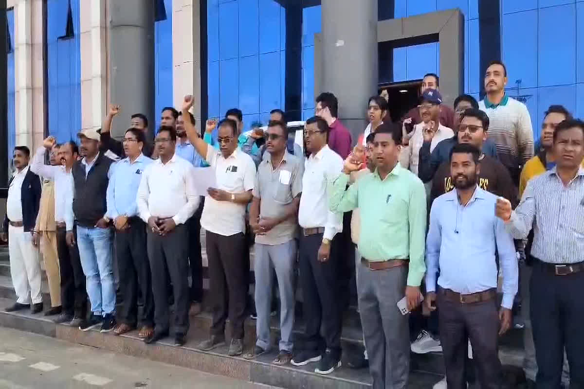 Surajpur News: जिले के अधिकारी कर्मचारियों ने किया कलेक्ट्रेट का घेराव, लंबित मांगों को लेकर सौंपा ज्ञापन