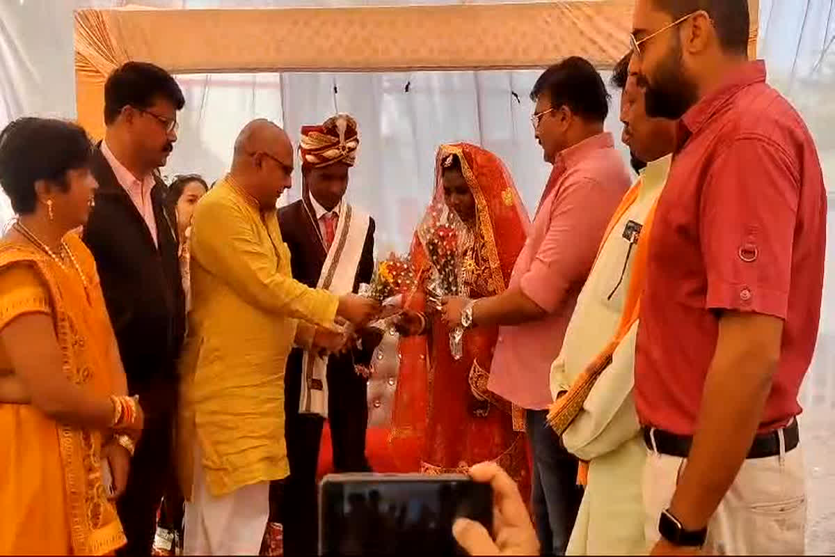अनोखी शादी… रेलवे वेटिंग रूम में हुई हल्दी की रस्म, बाइक पर बैठकर पहुंची दुल्हन, साक्षी बने सांसद