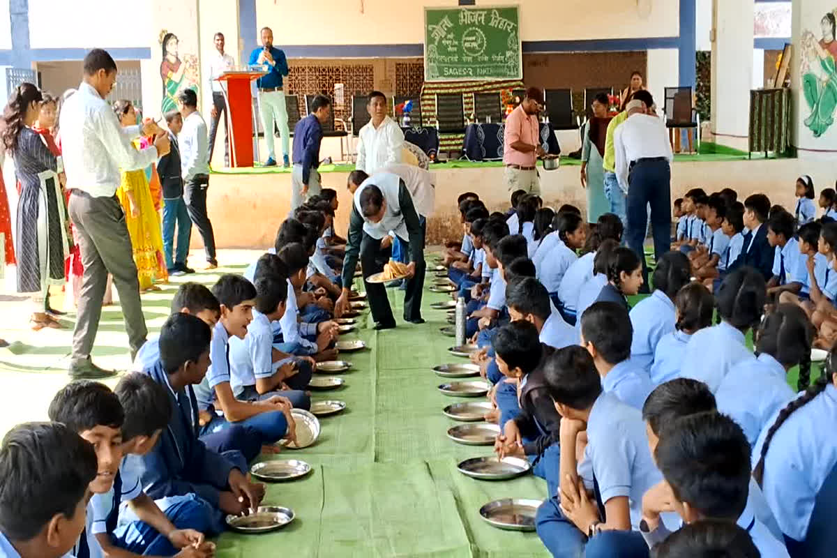 Nyota Bhojan : आत्मानंद स्कूल में पीएम पोषण शक्ति योजना की शुरूआत, जिला अधिकारी ने बच्चों को परोसा भोजन