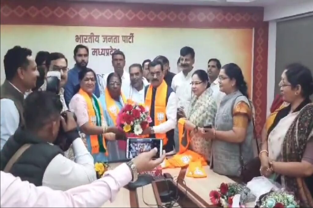 District Panchayat President of Narmadapuram joins BJP