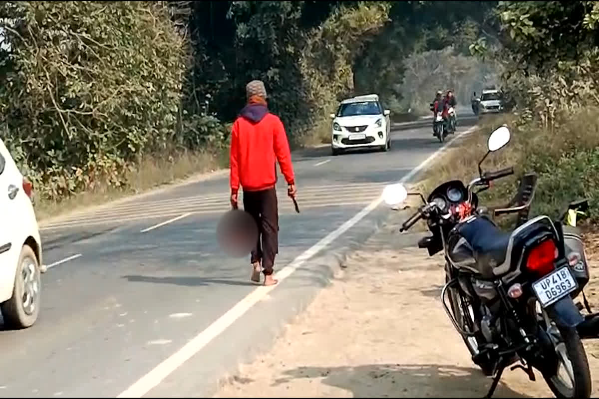 Barabanki Husband Video Viral: पत्नी की सिर किया धड़ से अलग, फिर हाथ में लेकर घूमता रहा सड़कों पर, वायरल हुआ दिल दहला देने वाला वीडियो