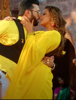 Darad Ba Halke Halke: दरद बा हल्के हल्के song में काफी हॉट लुक में Raksha Guptaऔर Neelkamal Singh पिले कलर के Dress में गैल्मर अंदाज बिखेरतें हूए नजर आए