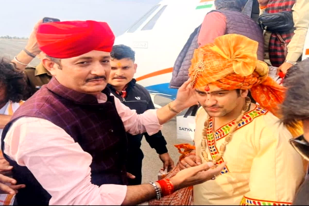 राम कथा का वाचन करने सिरोही पहुंचे बागेश्वर धाम के पीठाधीश्वर धीरेंद्र शास्त्री, युवाचार्य अभयदास और समाजसेवी प्रेम सिंह राव ने किया भव्य स्वागत