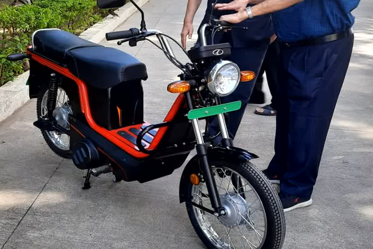 Kinetic E-Luna Launched: इलेक्ट्रिक अवतार में लॉन्च हुई पुराने जमाने वाली लूना, सिंगल चार्ज में देगी 100 किमी से ज्यादा रेंज, जानें कीमत और फीचर्स