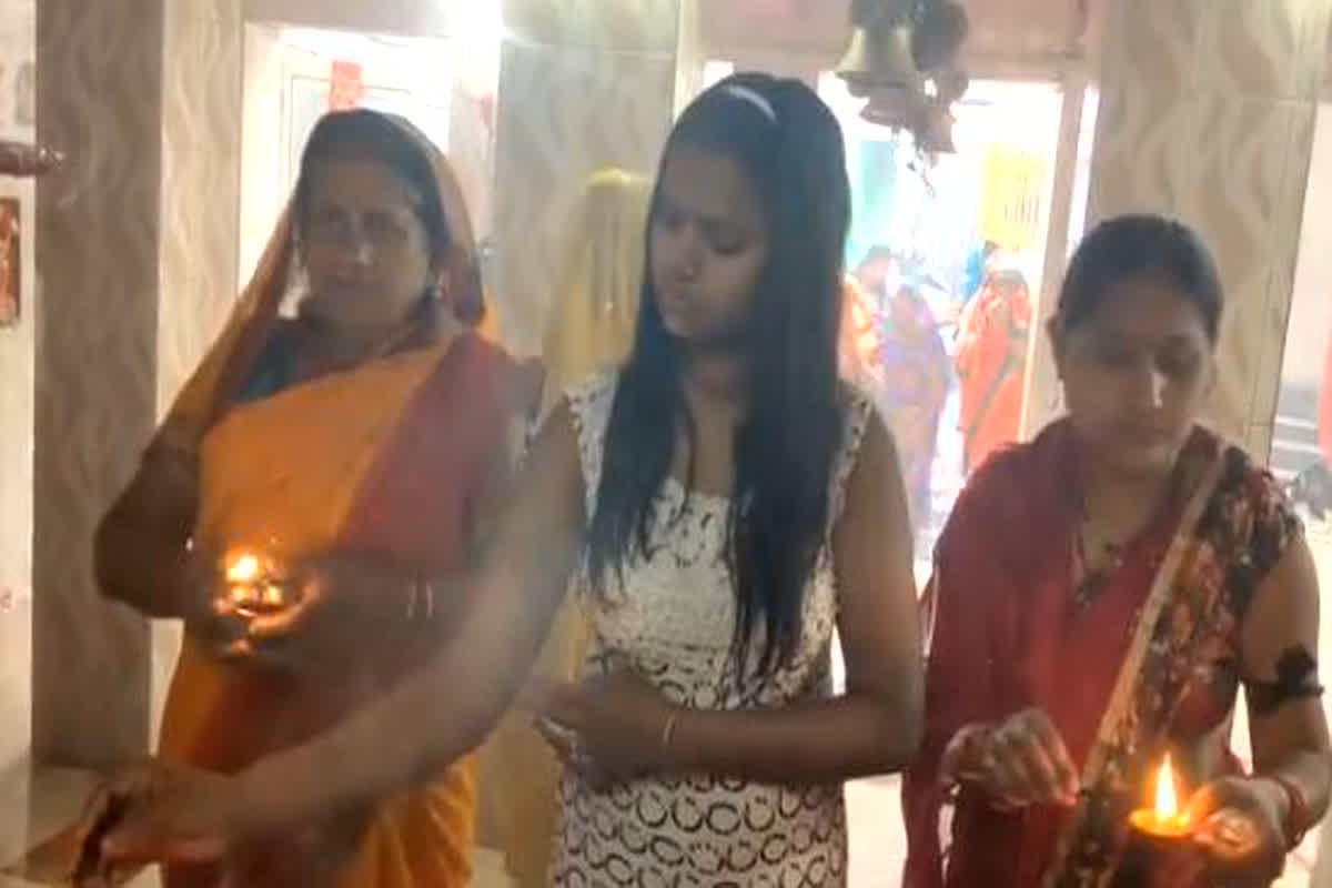 Gyanvapi me hui Pooja: कोर्ट के फैसले के बाद ज्ञानवापी के तहखाने में रात 2 बजे हुई पूजा, लोगों ने बोर्ड में लिखा ‘ज्ञानवापी मंदिर’
