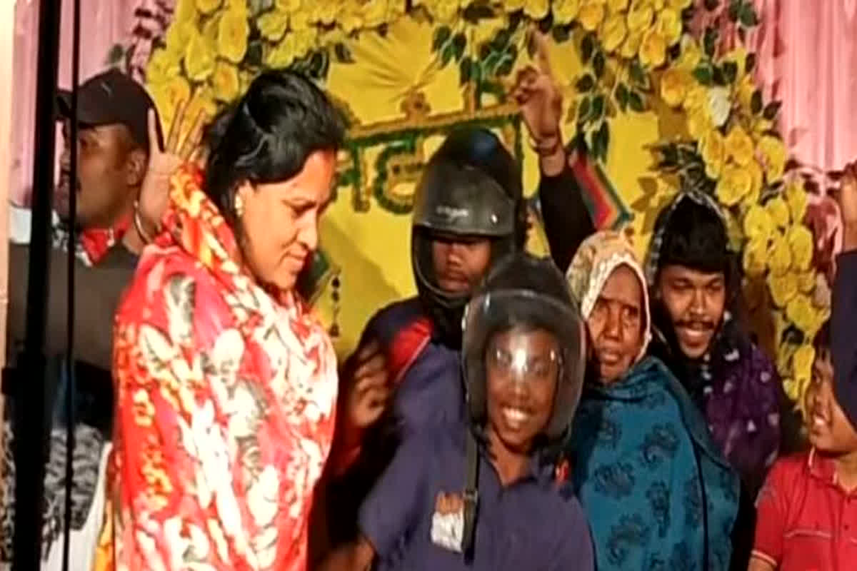 Man gifts helmets to guests at daughter's wedding