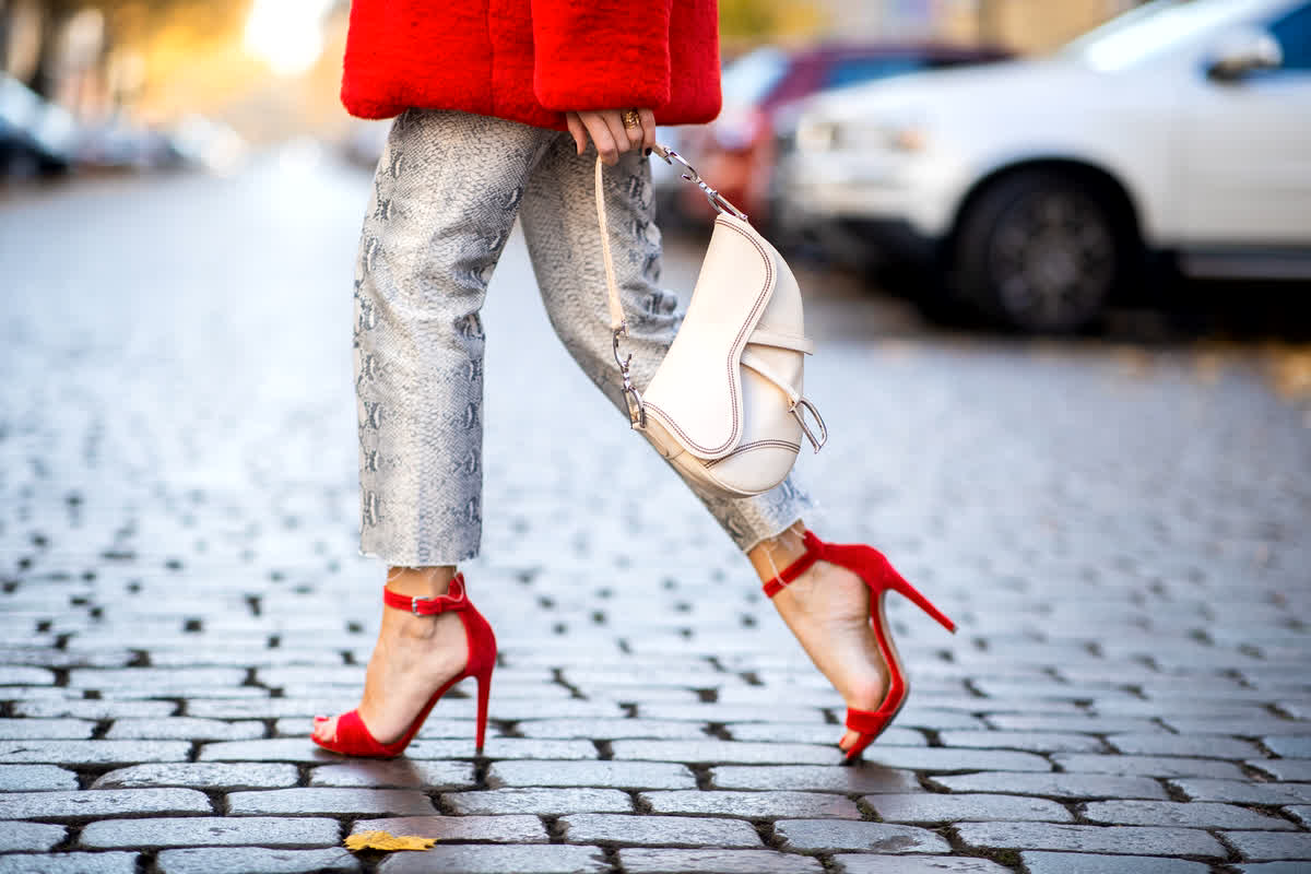 High Heels Side Effects: सावधान! हाई हील सैंडल्स पहनना पड़ सकता है भारी, हो सकती है ये बीमारियां