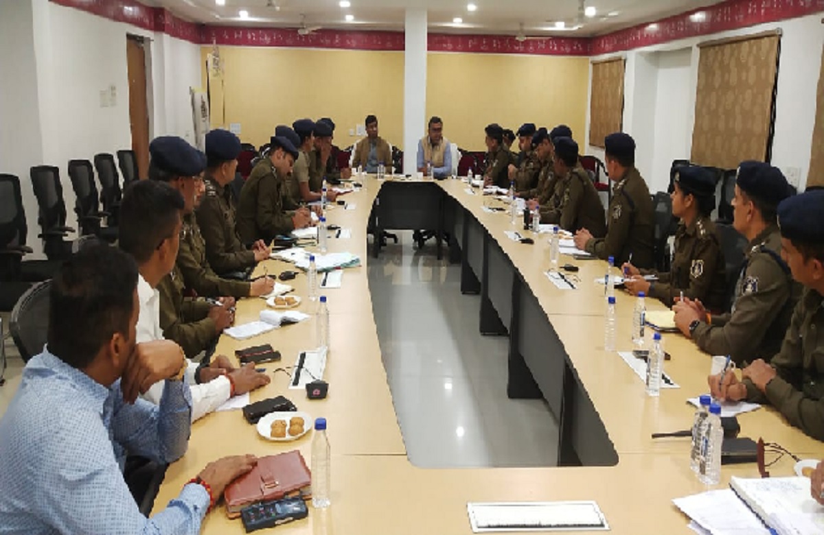 Police Officers Meeting: राजधानी में देर रात IG अमरेश मिश्रा ने ली अधिकारियों की बैठक, कानून व्यवस्था को सख्त करने दिए निर्देश