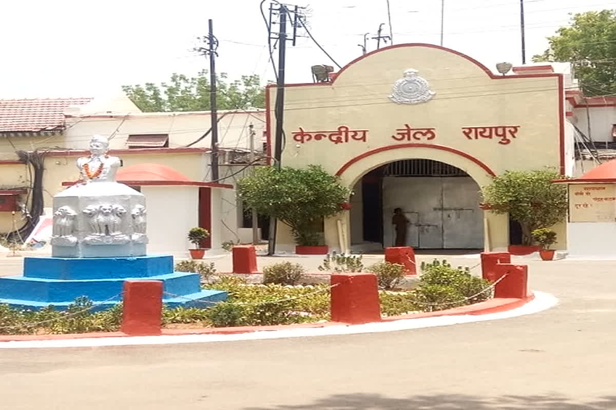 Raipur Central Jail Video: रायपुर जेल में ठाठ-बाट से रह रहे ED के आरोपी, क्या जेल प्रशासन ही दे रहा मोबाइल सहित अन्य सुविधाएं?
