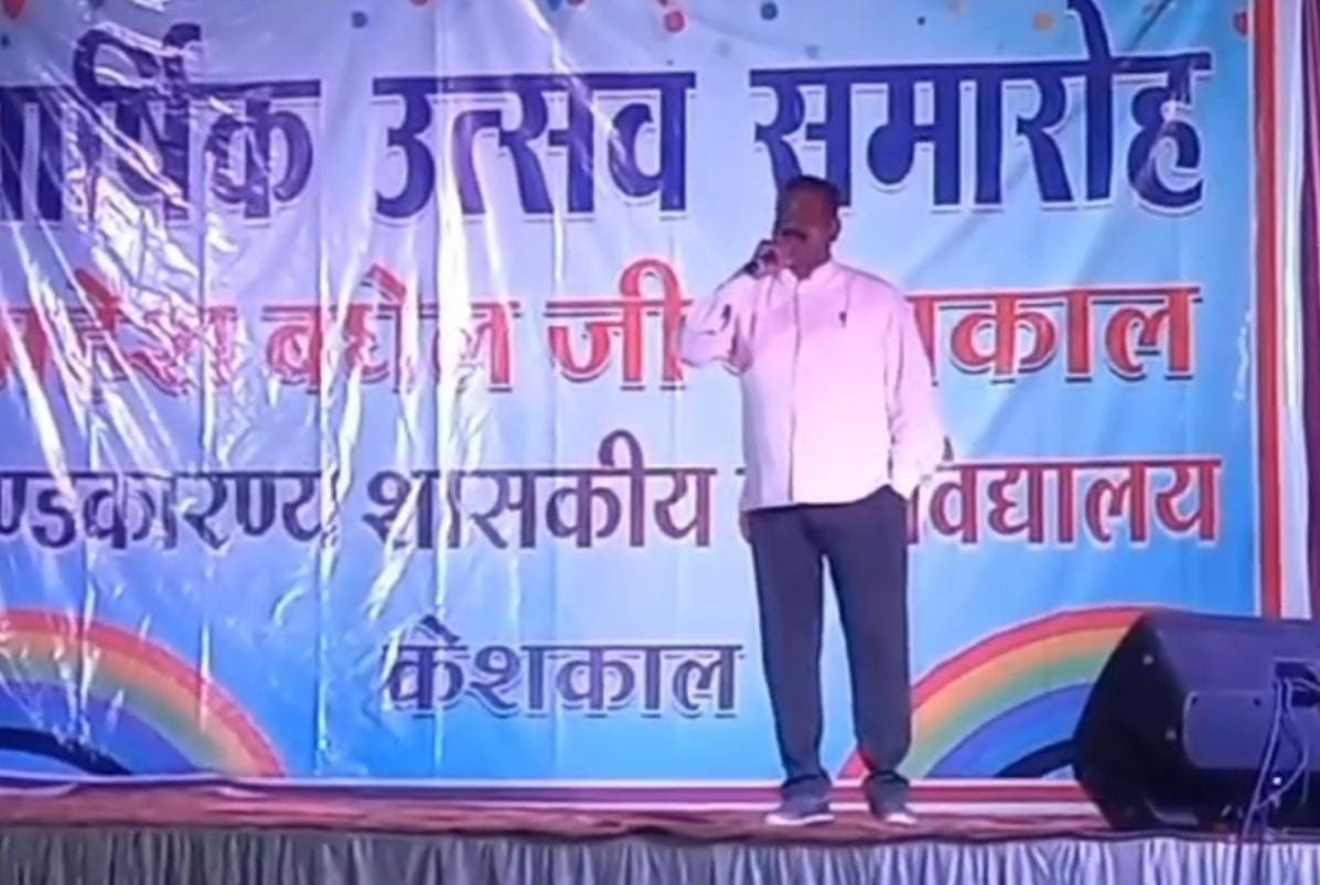 कॉलेज के कार्यक्रम में मंच से विधायक ने किया ऐसा काम, देखते रह गए लोग, वीडियो वायरल