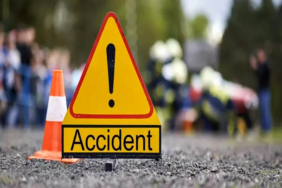 Road Accident: भीषण सड़क हादसा! तेज रफ्तार ट्रक ने स्कूली वैन को मारी टक्कर, एक छात्र की मौत, 8 घायल…