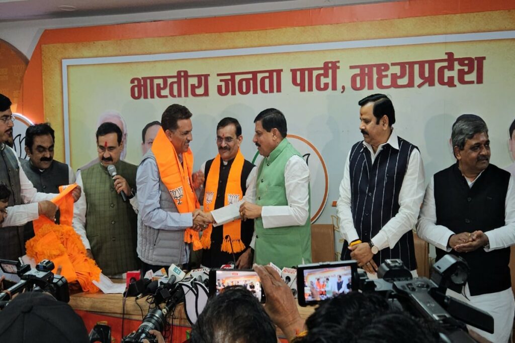 Mayor Jagatbahadur Singh 'Annu' joins BJP