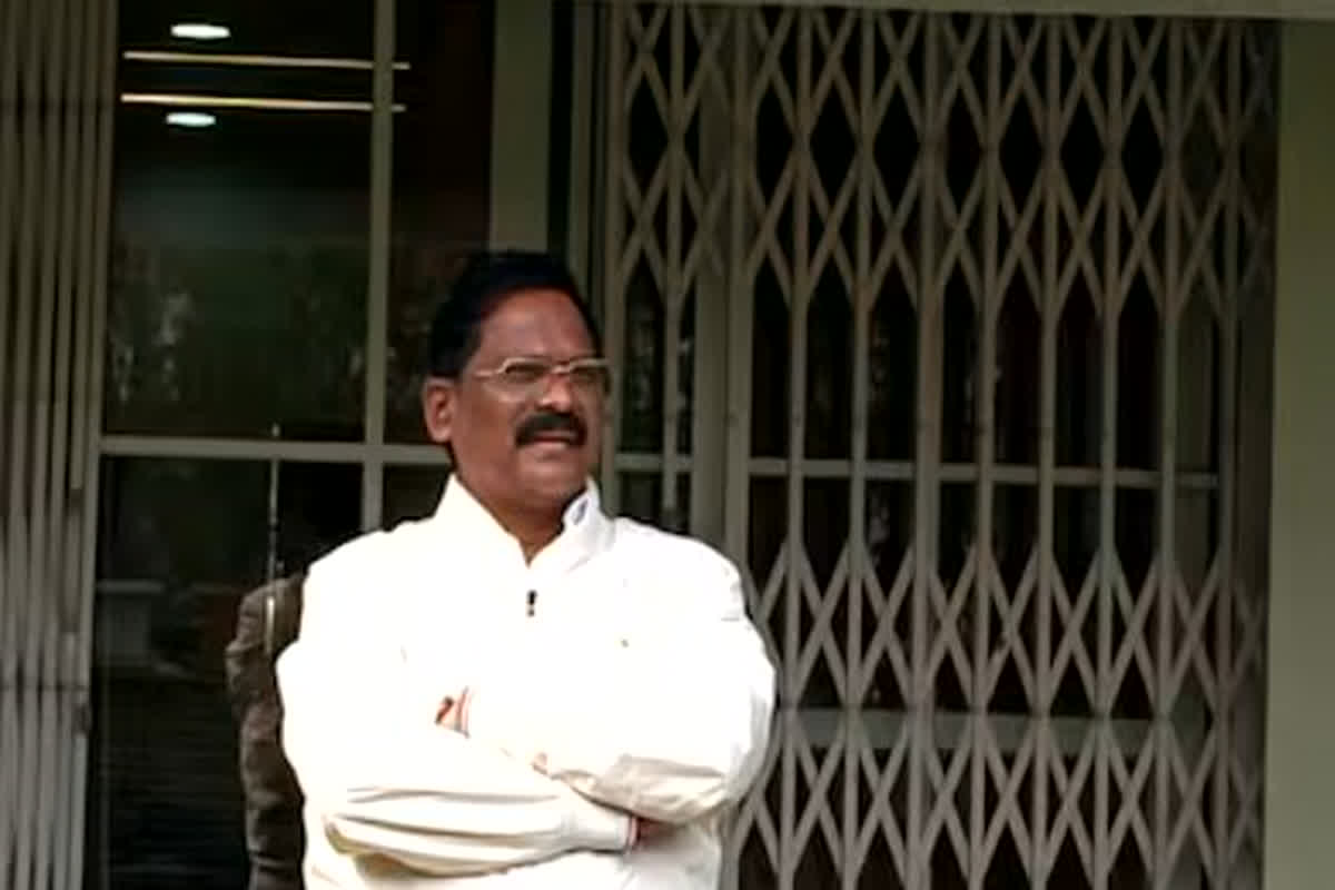 IT Raid Amarjeet Bhagat House: पूर्व खाद्यमंत्री अमरजीत भगत के ठिकानों पर कार्यवाही खत्म, वापस लौटी आयकर की टीमें…