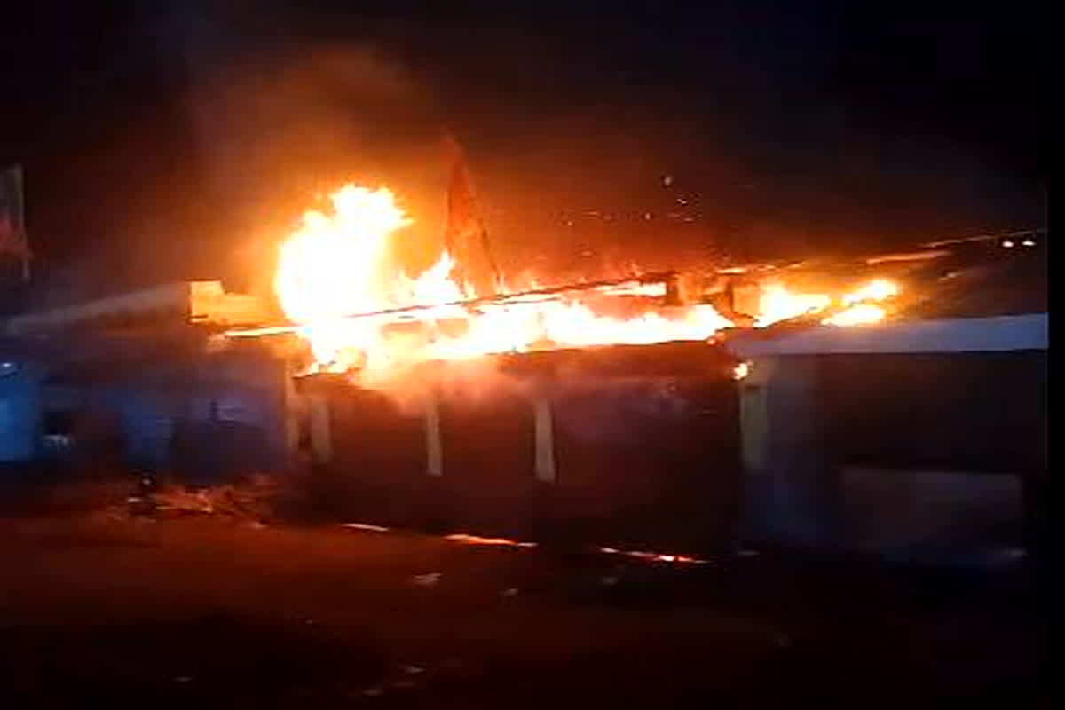 Betul Fire News: हरदा ब्लास्ट के बाद अब इस जिले में हुआ जोरदार धमाका, आगजनी से दो रेस्टोरेंट जलकर हुए खाक