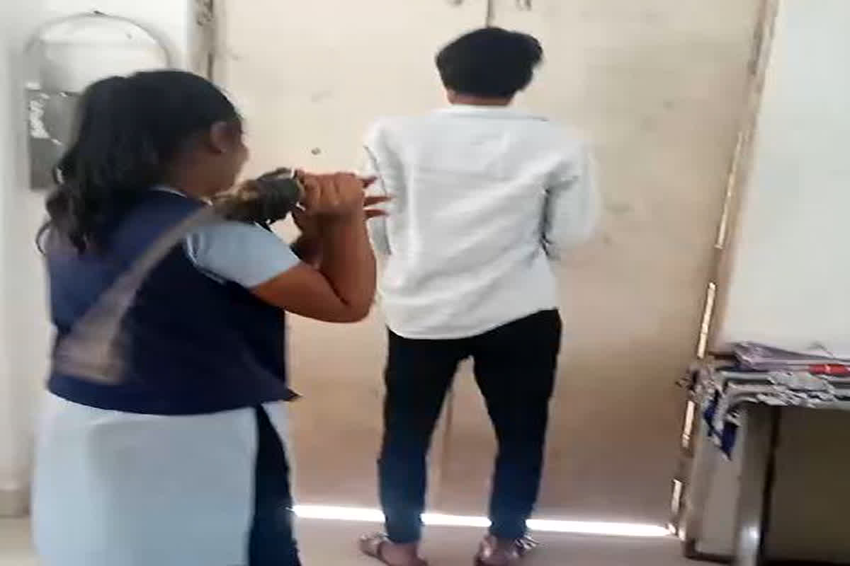 Betul Viral Video: छेड़छाड़ की ऐसी सजा कि कांप जाए मनचलों की रूह.. लड़की ने थाने में ही पट्टे से पीटा, सामने आया वीडियो