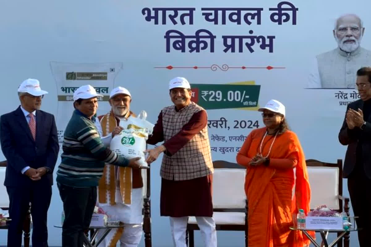 Bharat Brand Rice: केंद्र सरकार ने शुरू की सस्ते चावल की बिक्री, मात्र इतने रुपए किलो में यहां मिलेगा ‘भारत चावल’, जानें पूरी डिटेल…