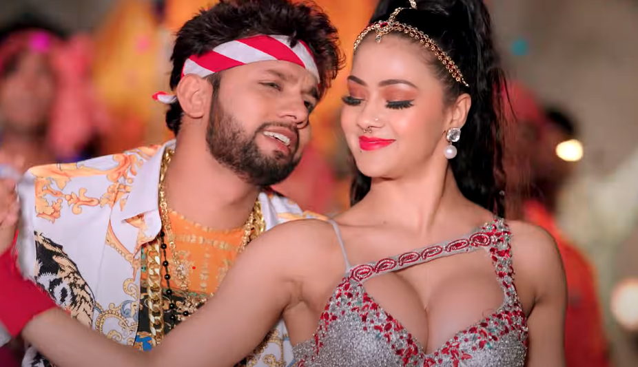 Chadal Jawani Rasgulla: चढ़ल जवानी रसगुल्ला में Neelkamal Singh, Shilpi Raj, Namrita Malla ने सेक्सी अंदाज में अदावों को बिखेंरा