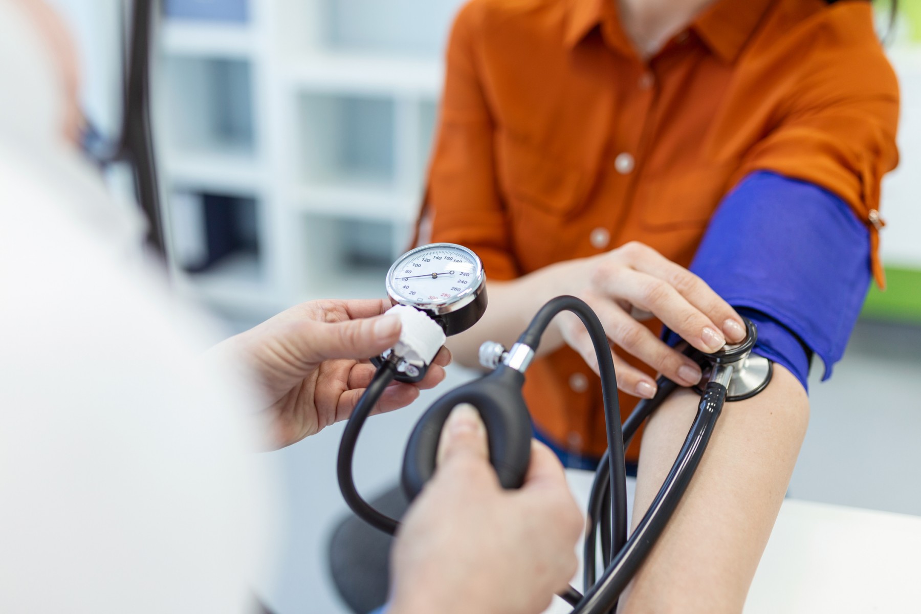 High Blood Pressure: बिना दवा ब्लड प्रेशर हो सकता है कंट्रोल, अपनी इन आदतों में करें ये बदलाव