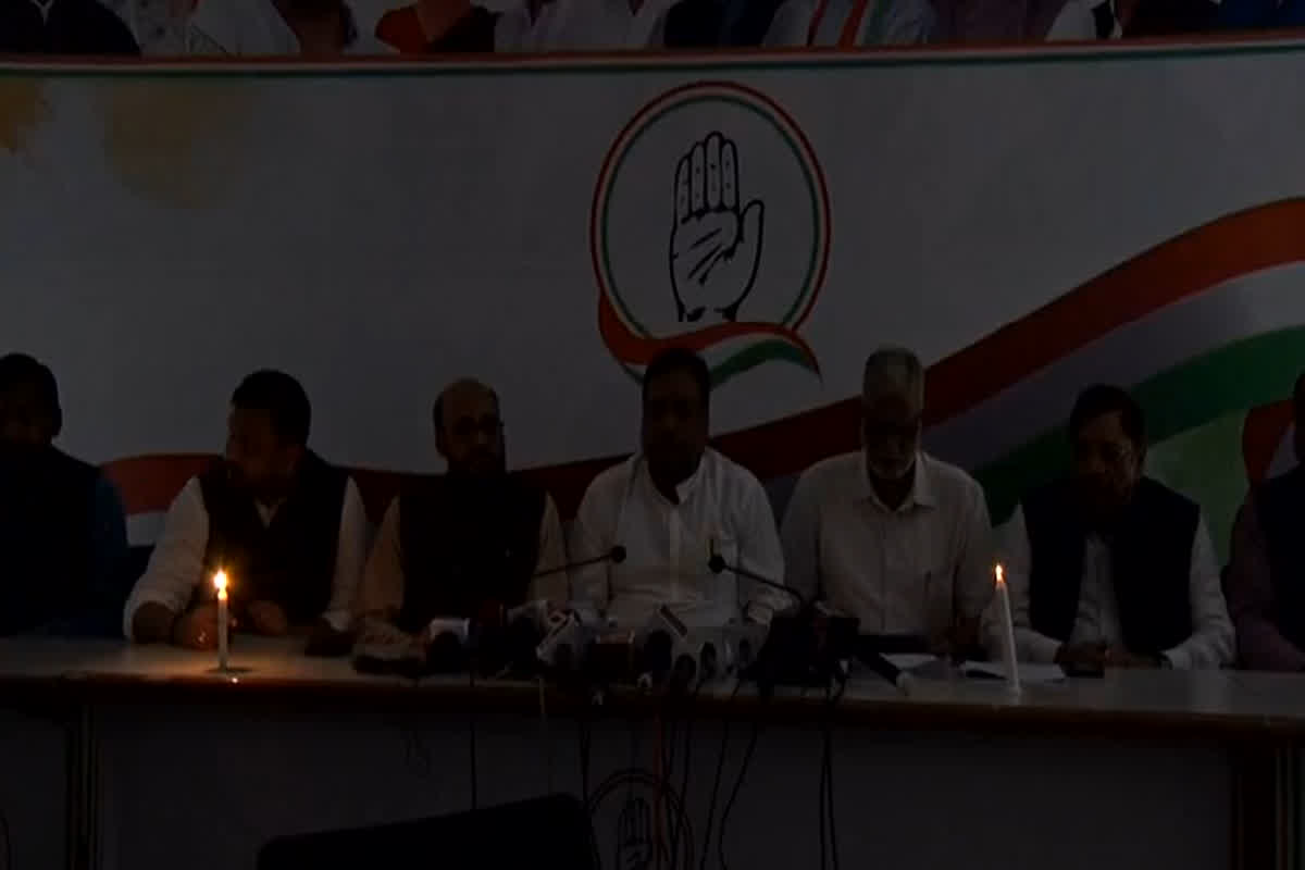 Congress PC in Candle Light: मोमबत्ती की रोशनी में कांग्रेस की पीसी, कांग्रेस नेता ने लगाए आरोप, कहा- ‘कोई आंधी नहीं, कोई तूफान नहीं उसके बाद भी..’ 
