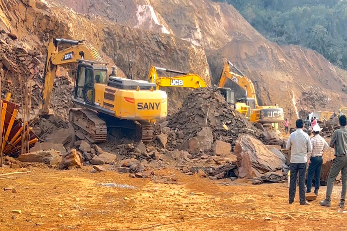 Dantewada News: चट्टान धंसने से तीन मजदूर की मौत, एक लापता, मौके पर बड़ी संख्या में पुलिस तैनात…