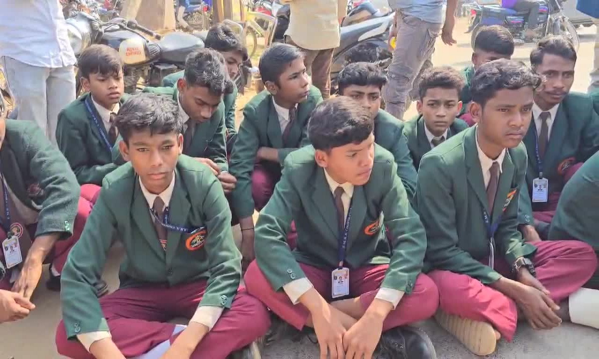 Students Strike: धरने पर बैठे एकलव्य आदर्श विद्यालय के सैकड़ों छात्र, इन मांगो को लेकर किया प्रदर्शन