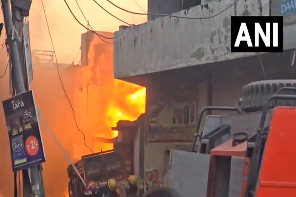 Delhi Fire News: फैक्ट्री में लगी भीषण आग, मौके पर पहुंची दमकल की गाड़ियां, इलाके में मचा हड़कंप…