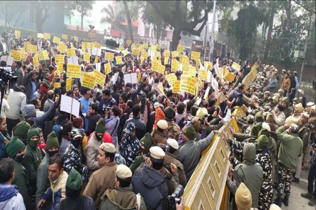 सीएम अरविंद केजरीवाल के खिलाफ BJP का हल्ला बोल, AAP मुख्यालय के पास विरोध प्रदर्शन, जानिए पूरा मामला..