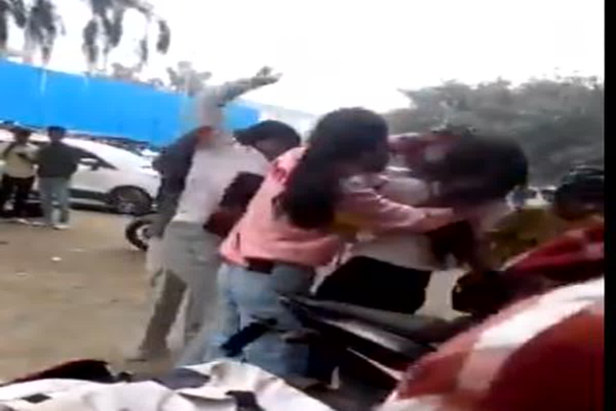 Girls Fight Video: दो लड़कियों के बीच हुई लड़ाई, जमकर चले लात-घूंसे, वायरल हुआ वीडियो