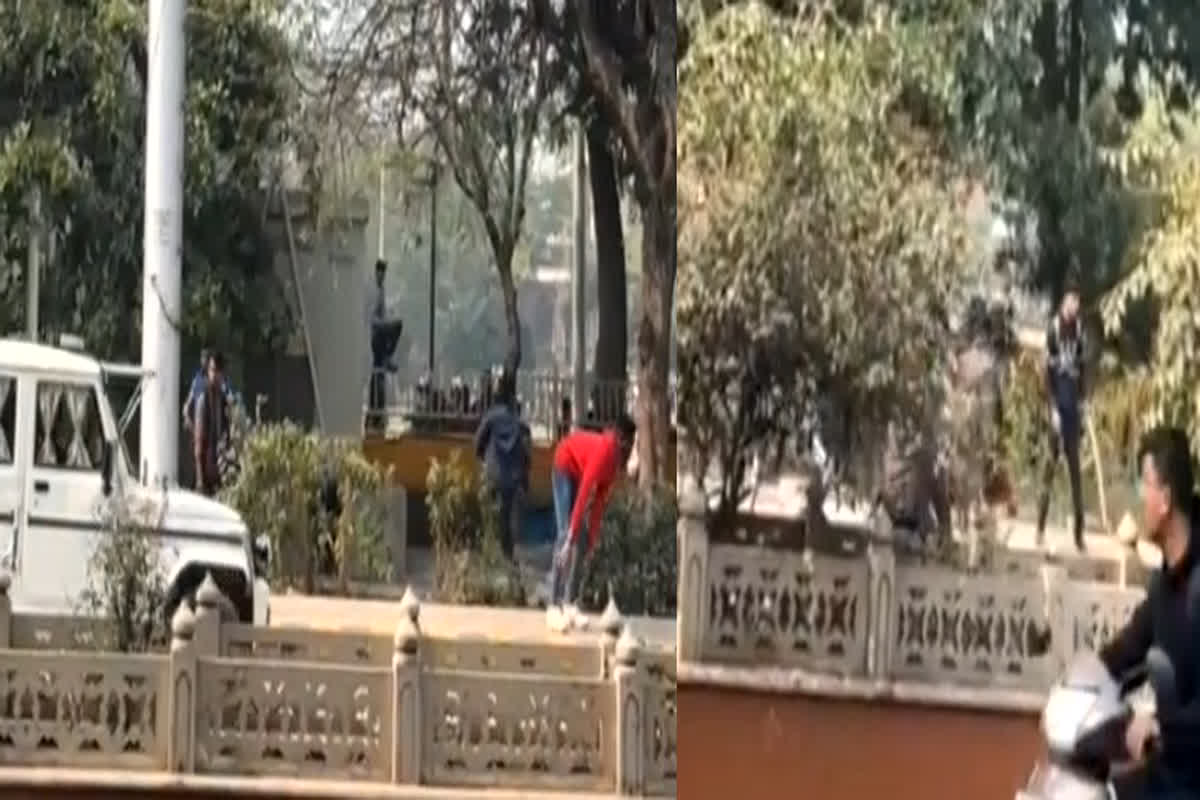 VIDEO VIRAL: दो गुटों के बीच मारपीट का वीडियो वायरल, बीच सड़क पर जमकर चले लाठी-डंडे…