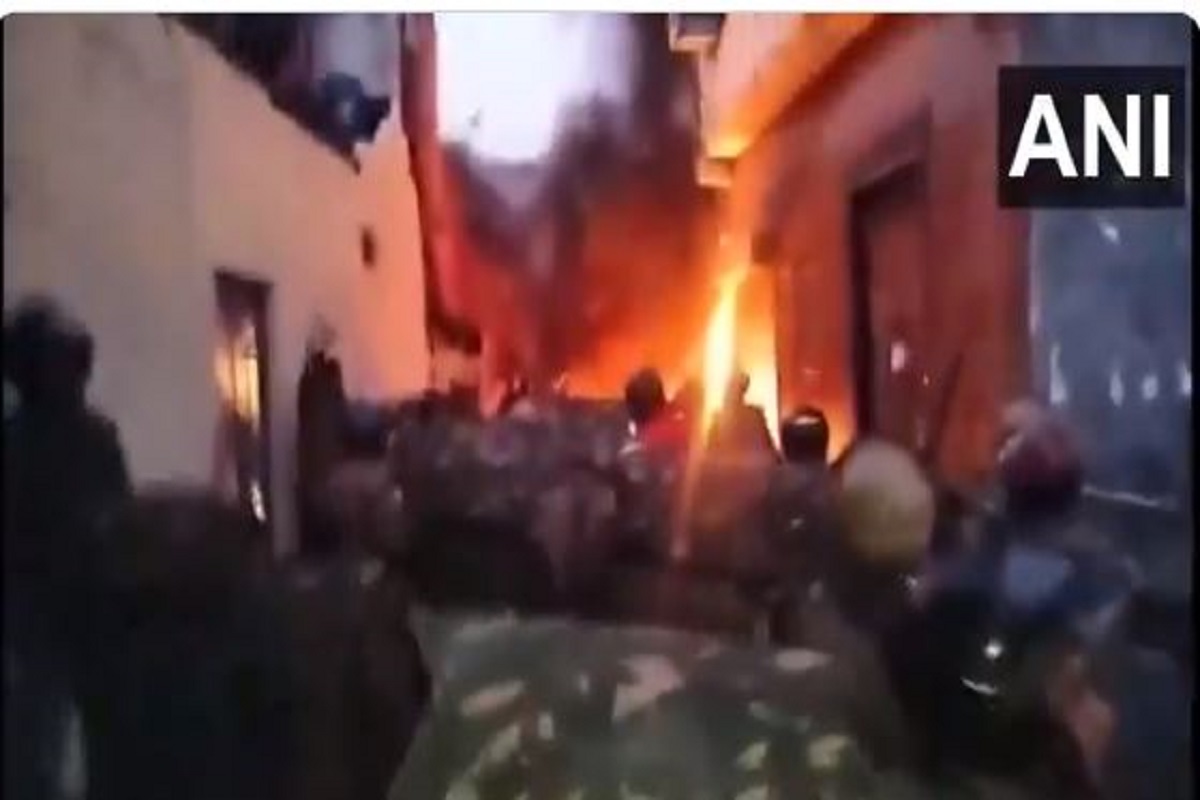 Haldwani violence: हल्द्वानी में कर्फ्यू लागू होने के बाद सभी स्कूलों को बंद रखने का फैसला, पुलिसकर्मियों ने की फायरिंग, आंसू गैस के गोले भी छोड़े