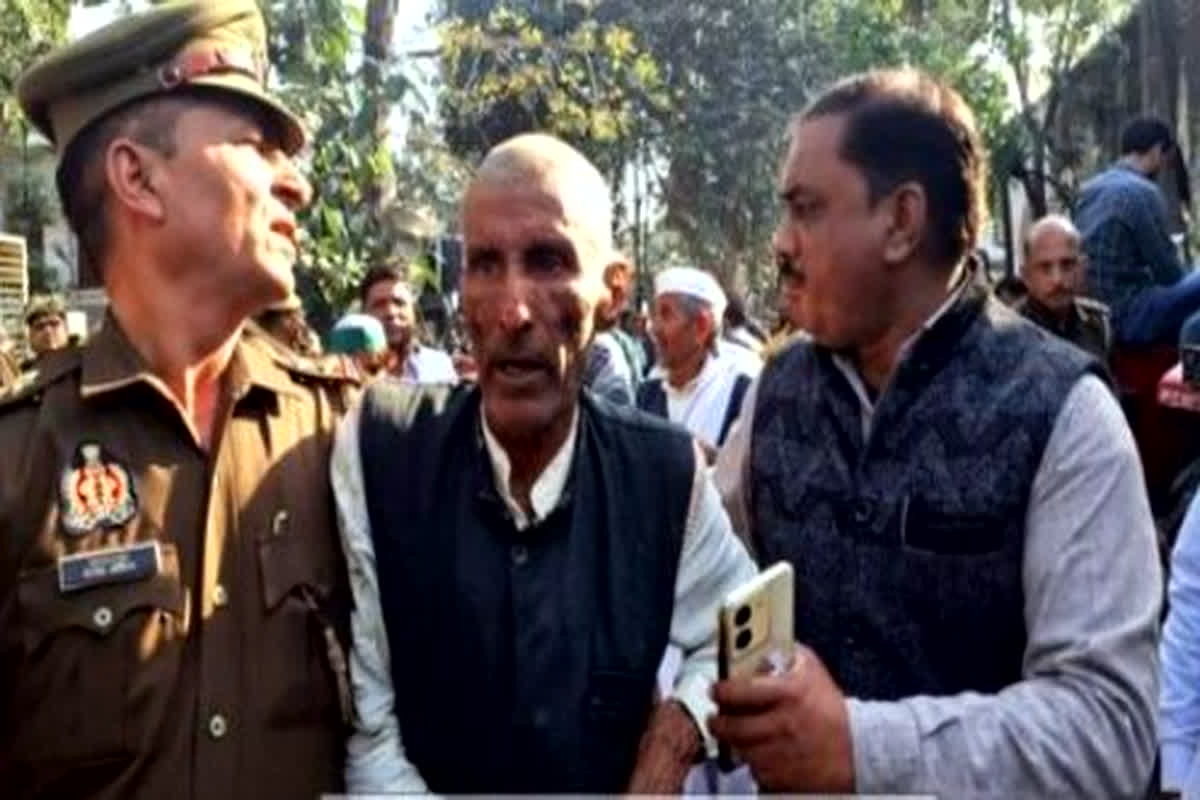 Farmer Attempts Suicide: प्रदर्शन के दौरान तहसील में घुसकर किसान ने किया आत्मदाह का प्रयास, मचा हड़कंप…