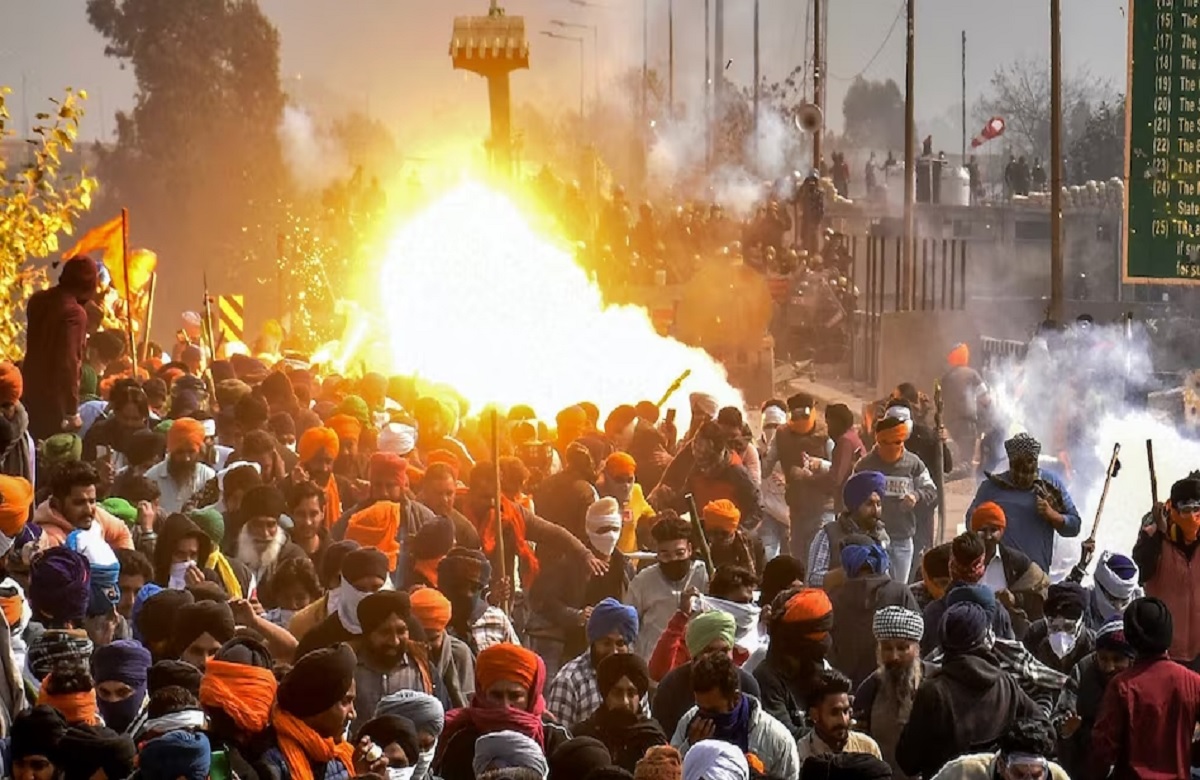 Kisan Andolan Updates: शंभू के बाद खनौरी सीमा पर तनाव, पुलिस के आंसू गैस के जवाब में किसानों ने मिर्च पाउडर डालकर जलाई पराली