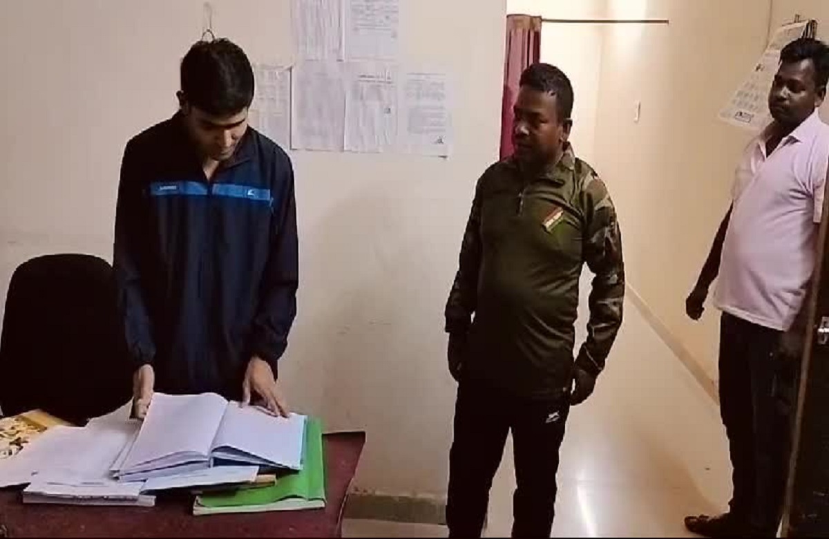 Kondagaon News: लोकसभा चुनाव से पहले देर रात एसपी ने किया थाने का निरीक्षण, जवानों से मुलाकात कर जाना हाल-चाल