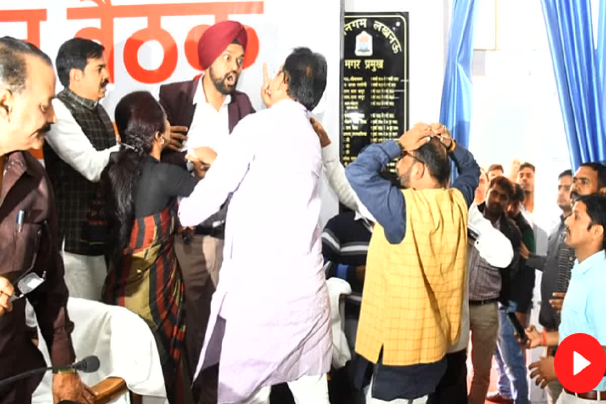 क्या तुम माँ का बलात्कार करते हो? जानें महापौर ने पार्षद को क्यों कही ये बात