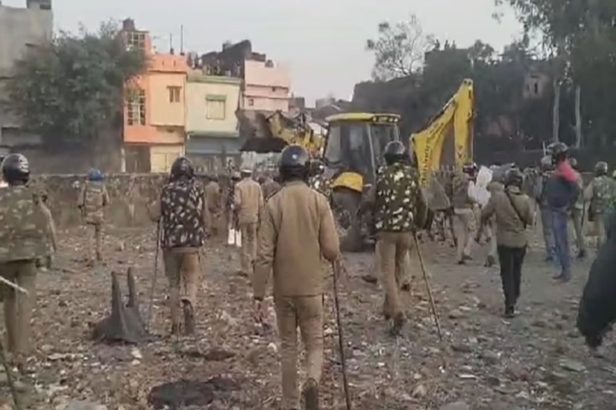 Haldwani Violence Update: कर्फ्यूग्रस्त इलाके पर हुई पैरामिलिट्री फोर्स की तैनाती, जिस मदरसे पर चली बुलडोजर, अब वहां बनेगा पुलिस स्टेशन