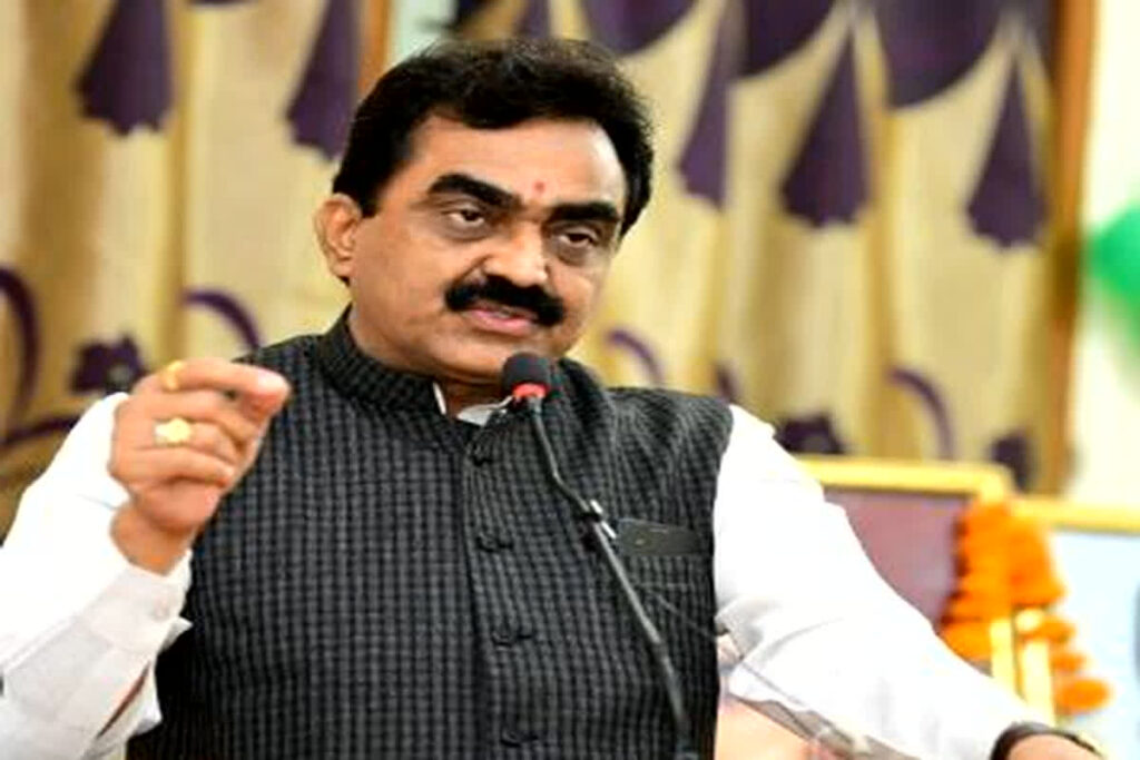 PWD Minister Rakesh Singh's action on bad road