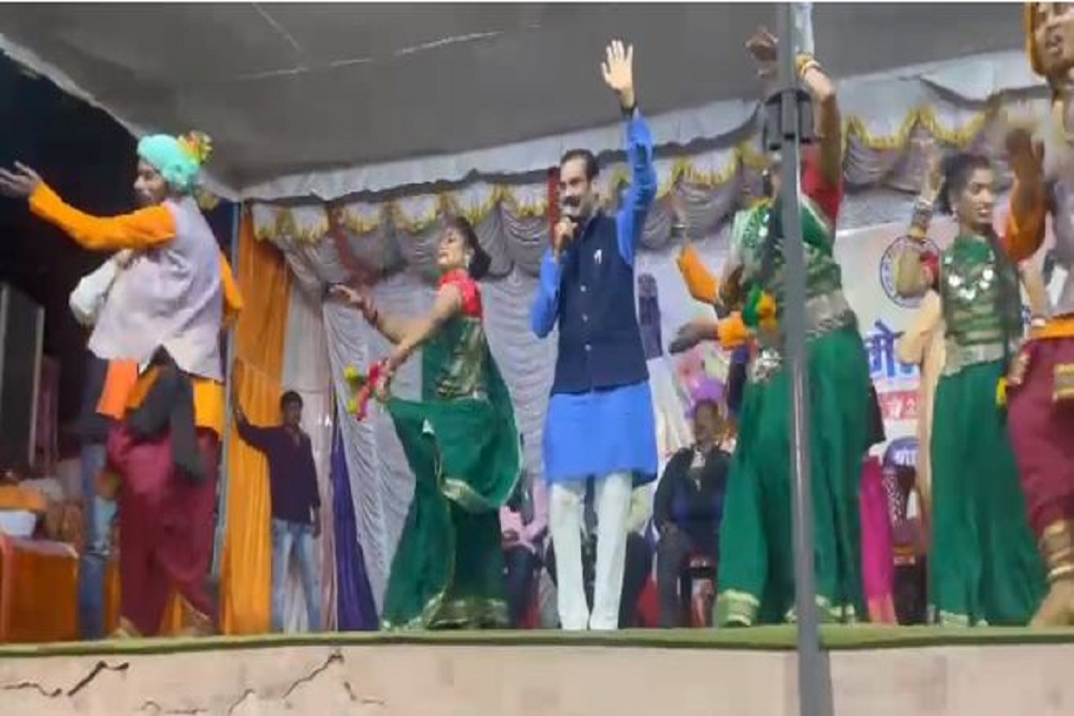 गुण्डरदेही विधायक का अनोखा अंदाज वायरल, सांस्कृतिक कार्यक्रम में प्रस्तृति देते आए नजर
