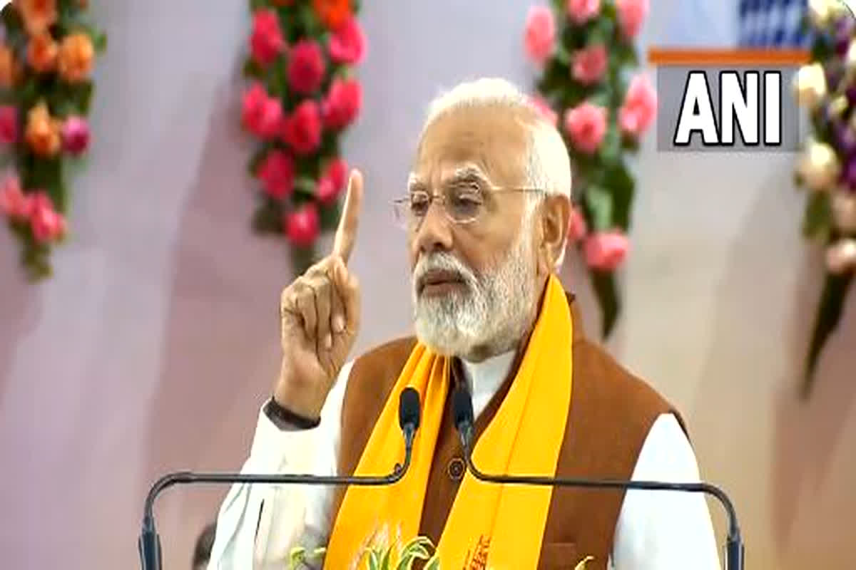 PM Modi In Varanasi : BHU के कार्यक्रम में बोले PM मोदी, कहा – हम सब तो निमित्त मात्र हैं, काशी में करने वाले तो महादेव हैं