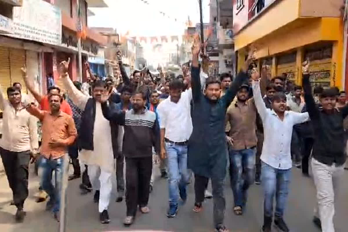 Surajpur News: नाबालिग की हत्या के मामले में लोगों का गुस्सा फूटा, आक्रोशित लोगों ने नारेबाजी करते हुए किया थाने का घेराव