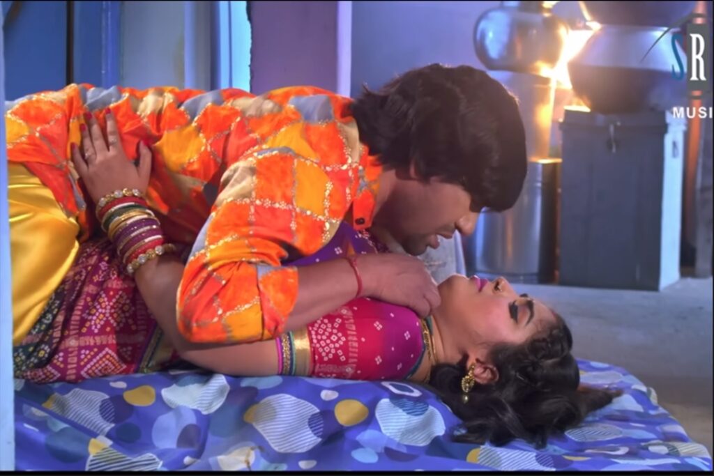 Nirahua-Amrapali Suhagrat Video