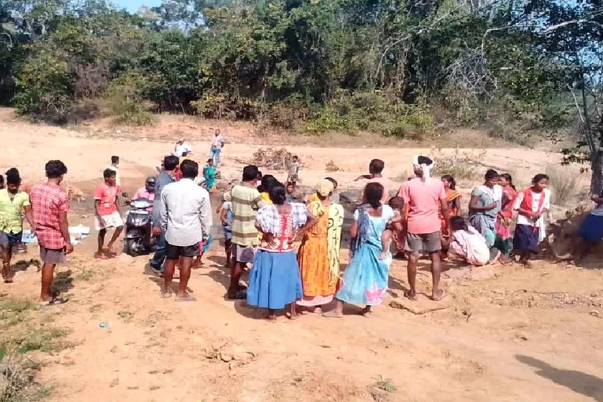 MP Tribal Families Migrated: एक साथ 30 से ज्यादा आदिवासी परिवारों ने गांव से किया पलायन, सामने आई हैरान करने वाली वजह